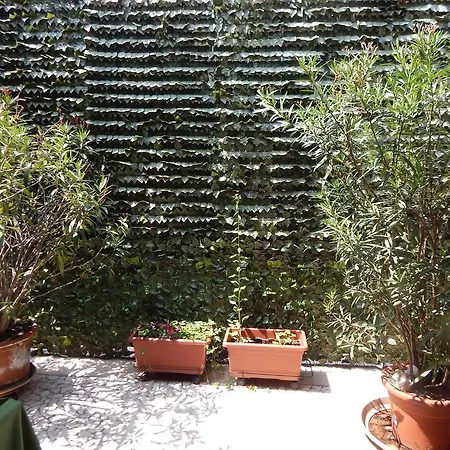 לינה וארוחת בוקר House 4*